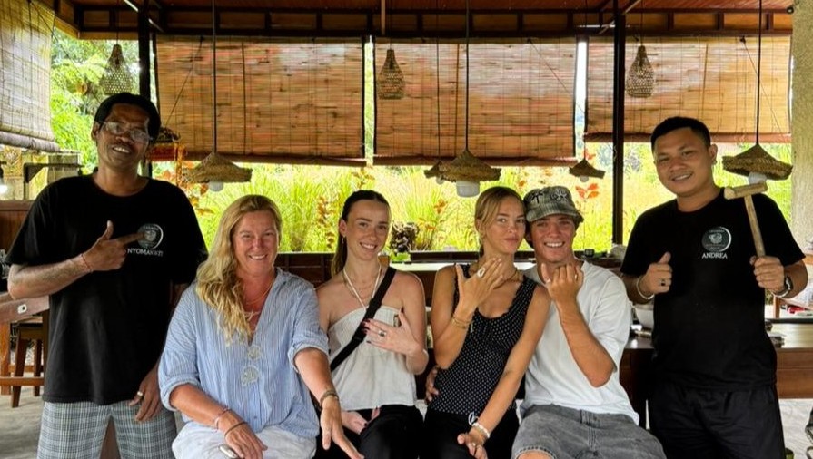 Pengrajin perak berpengalaman Caturasa dengan 20-30 tahun keahlian